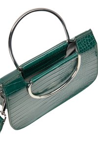 Borsa verde con texture a coccodrillo e manico metallico, caratterizzata da un design strutturato e una tracolla removibile.