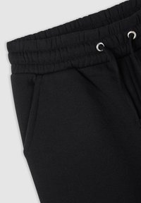 Czarna dresowa spodnie z teksturowanym elastycznym pasem, sznurkiem do ściągania ze srebrnymi oczkami oraz bocznymi kieszeniami dla funkcjonalności.