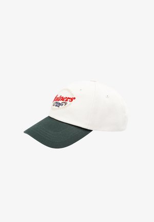 Gorra de béisbol en crema y verde oscuro. Presenta un logotipo y texto bordados en la parte frontal, corona estructurada y visera curva.