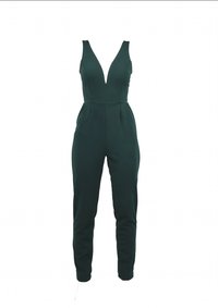 Mono de color verde oscuro con escote profundo en V, piernas entalladas y bolsillos laterales. Hecho de tela texturizada con un diseño ajustado.