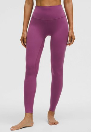 Hochtaillierte, enganliegende Leggings aus einem einfarbigen dunkelvioletten Stoff, mit glatter Textur und nahtlosem Design ohne sichtbare Hardware.