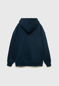Marineblauwe hoodie met een relaxte pasvorm, gemaakt van zachte stof. Bevat een kangoeroezak en ribgebreide manchetten en zoom.