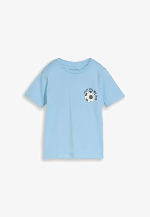 Camiseta azul claro de manga corta con un pequeño balón de fútbol en blanco y negro y texto "Listo para un buen partido" en el pecho izquierdo.