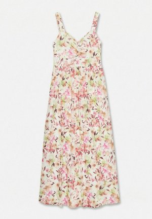 Robe maxi sans manches à fleurs rose, vert et beige, col en V, corsage ajusté et taille froncée sur fond blanc.