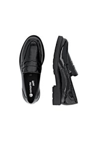 Mocassins en cuir verni noir avec un bout rond, présentant une sangle discrète sur le devant et une semelle en caoutchouc texturée pour une meilleure adhérence.