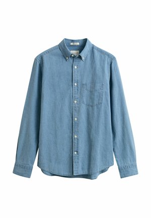 Lichtblauw denim overhemd met lange mouwen, een borstzak, een geknoopte kraag en witte knopen.