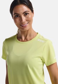 2XU T-Shirt sport - limelight white reflective