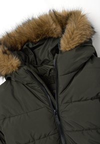 Olivgrüne gepolsterte Jacke mit einer Kapuze aus Kunstfell. Verfügt über einen Reißverschluss und einen strukturierten Stoff mit gesteppten Details.