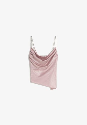 Rödrad topp i ljusrosa satin med asymmetrisk nederkant och tunna kedjestrar. Slät yta med en subtil skimrande effekt.