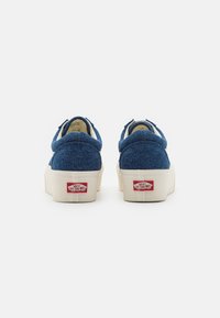 Scarpe slip-on in tela blu con tomaia texture, suola in gomma bianca e accento del logo rosso sul tallone. Presentano un collare imbottito.