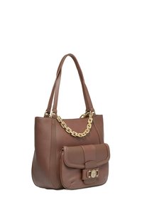 Sac fourre-tout en cuir marron avec des poignées doubles, un accent de chaîne dorée et une poche à rabat à l'avant avec un fermoir décoratif.