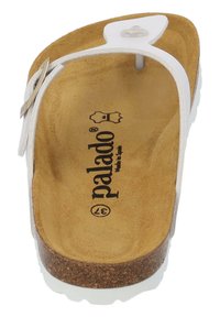 Weißer Flip-Flop-Sandale mit Korkfußbett, weichem, suedefähigem Material und klaren Kunststoffschnallen-Details. Marke "palado" innen gedruckt.