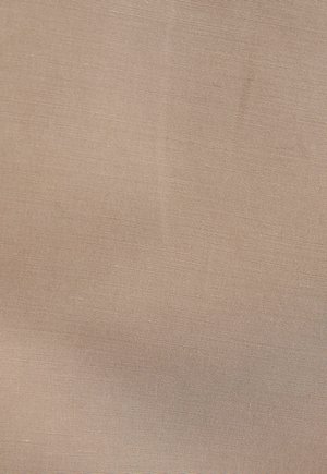 Smėlio spalvos audinys, išryškinantis lygų, matinį tekstūrą su subtiliu blizgesiu. Turtingas plonais horizontaliais linijomis, kuriuos sudaro vienodas raštas visame paviršiuje.
