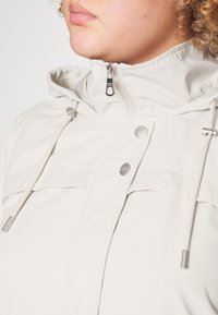 ONLY Carmakoma CARNEWSTARLINE SPRING - Parka - silver lining