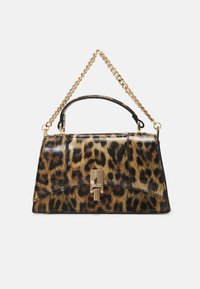 Borsa a mano con stampa leopardata, forma strutturata, finitura lucida, tracolla in catena dorata, manico in pelle nera e dettaglio della chiusura metallica.