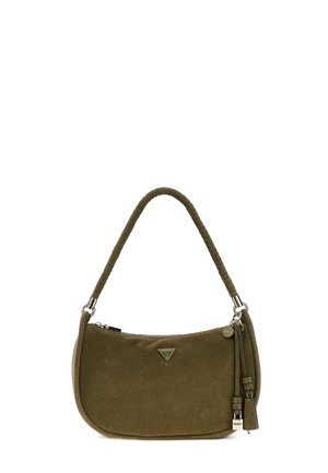 Sac d'épaule en suède vert olive avec une poignée courbée, des ferrures argentées, une fermeture éclair et des breloques à pampilles décoratives.