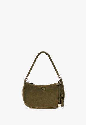 Olivgrüne Wildleder-Schultertasche mit gebogenem Griff, silberfarbener Hardware, Reißverschlussverschluss und dekorativen Quastenanhängern.