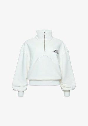 Biała skrócona bluza z wysokim kołnierzem, pół zamkiem i czarnym haftowanym tekstem. Posiada oversize'owe rękawy i teksturalne wykończenie.