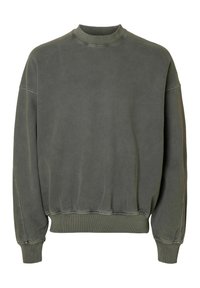 Olivzaļš džemperis no mīkstas auduma, ar apaļu kaklu, nolaistām pleciem, ribotu aproču maliņu un nedaudz īsāku apakšmalu.