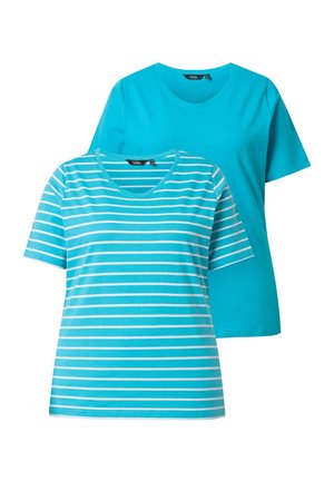 To turkise t-shirts til kvinder med korte ærmer, den ene i hel farve og den anden med hvide, vandrette striber, begge med rund halsudskæring.