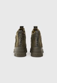 Khaki hoge sneakers met dikke rubberen zolen, gekenmerkt door textuurstof, merk-tabjes op de hak en opvallende stiksels.