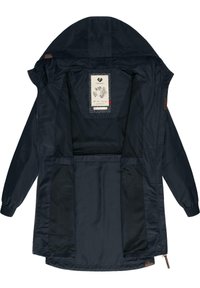 Marinblå vattentät jacka med huva, mesh-fodrad kropp, dragkedja fram och två stora sidofickor; har en märkesinneretikett.