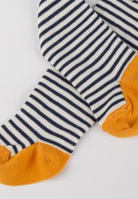 Gestreifte Socken mit navyblauen und weißen horizontalen Streifen sowie orangefarbenen Akzenten an der Zehe. Hergestellt aus gestricktem Stoff, mit weicher Textur.