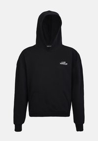 Sudadera negra hecha de una tela suave; cuenta con un bolsillo frontal y una capucha; tiene "LOS ÁNGELES" bordado en el pecho.