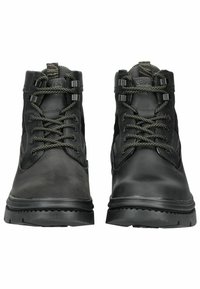 Botas de senderismo negras hechas de cuero y material sintético. Incluyen características como cordones resistentes, acentos texturizados y una suela robusta y duradera.