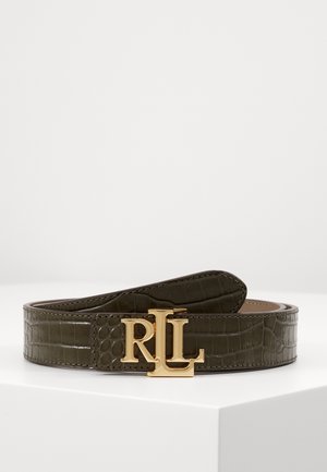 Dunkelgrüner, strukturiert geprägter Ledergürtel mit goldfarbenem RL-Logo-Schnallenverschluss, auf einer weißen Oberfläche aufgewickelt präsentiert.