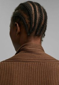 Bruine ribstof met een hoge kraag, met een vlecht haardetail aan de achterkant. De textuur lijkt zacht, met een strakke weefpatroon.