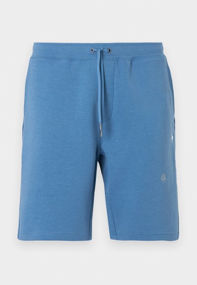 Μπλε ανδρικό σορτς φόρμας μέχρι το γόνατο με μπροστινές τσέπες και ζώνη μέσης με κορδόνι, εμφανίζεται μπροστά σε απλό λευκό φόντο.