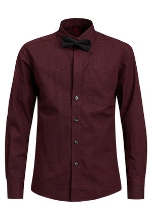 Camicia bordeaux a maniche lunghe con bottoni e motivo geometrico sottile, con papillon nero attaccato al colletto.