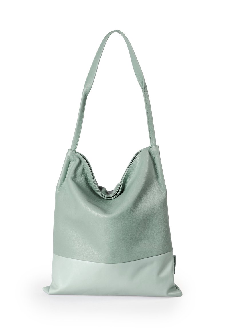 Mintgroene leren totebag met een zachte, gedrapeerde vormgeving, met een glad bovenste gedeelte en een contrasterend matte onderkant.