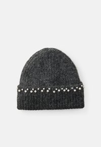 Pinti pilkas beanies kepurė su tekstūruotu raštu ir dekoratyvine juostele iš vienodų mažų baltų perlų aplink pagrindą.