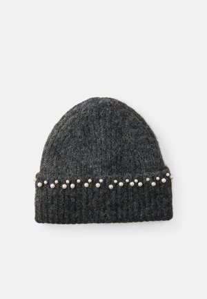 Gebreide grijze beanie met een gestructureerd patroon en een decoratieve band van uniforme kleine witte parels rondom de basis.