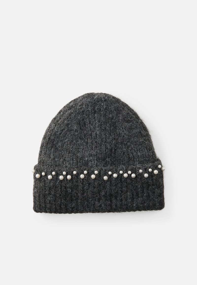 Pinti pilkas beanies kepurė su tekstūruotu raštu ir dekoratyvine juostele iš vienodų mažų baltų perlų aplink pagrindą.