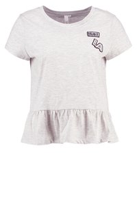 Camiseta de manga corta gris claro con dobladillo acampanado, que presenta parches de texto bordados "PARADISE" y "LA" en el frente. Textura de tela suave.