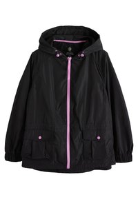 Veste de pluie noire à capuche avec fermeture éclair rose, cordons de serrage roses, poignets élastiques et poches à rabat à l'avant avec boutons roses.