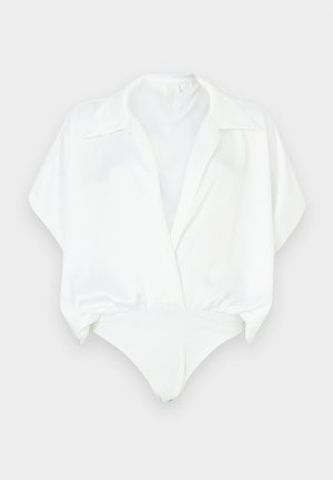 Fehér body rövid, bő ujjal, galléros nyakkivágással és testhezálló alsó résszel. Simább, fényes anyag, minimalista dizájn.