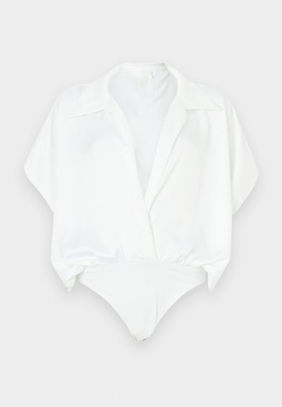 Bijeli bodi s kratkim, širokim rukavima, okovratnikom i uskim donjim dijelom. Glatki, sjajni materijal s minimalističkim dizajnom.