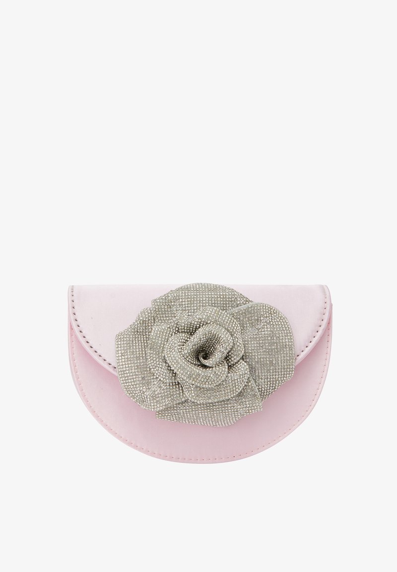 Rosa Satin-Clutch mit einer silberverzierten Rose auf der Vorderseite. Runde Form mit glatter Textur und dünnen Randnähten.