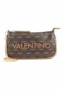 Brun handväska med guldmönster av "VALENTINO"-logotyp, läderdetaljer och avtagbar guldkedjerem. Slät textur, rektangulär form.