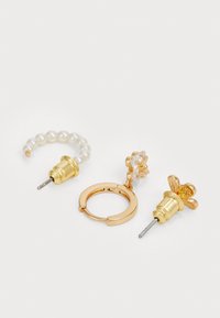 Orecchini ad anello e a bottone in oro con accenti di perle e design floreali, caratterizzati da dettagli trasparenti e texture. Inclusi tre pezzi distinti.