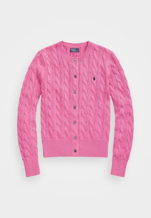 Rosa kabelgestrickter Cardigan mit Knöpfen, langen Ärmeln und gerippten Bündchen, mit einem kleinen gestickten Logo auf der Brust.