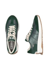 Baskets vertes et grises avec un mélange de matériaux lisses et texturés, bout rond, lacets blancs et semelle en caoutchouc avec un motif en zigzag.