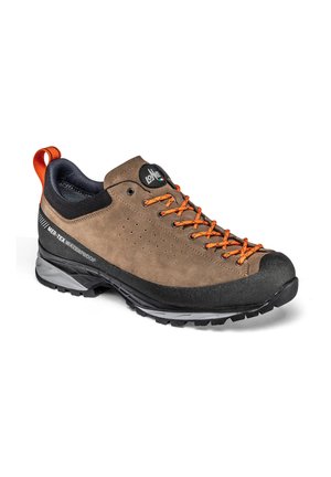 Chaussure de randonnée imperméable marron avec semelle noire, lacets orange et boucle de tirage au talon, inclinée vers la droite sur fond blanc.