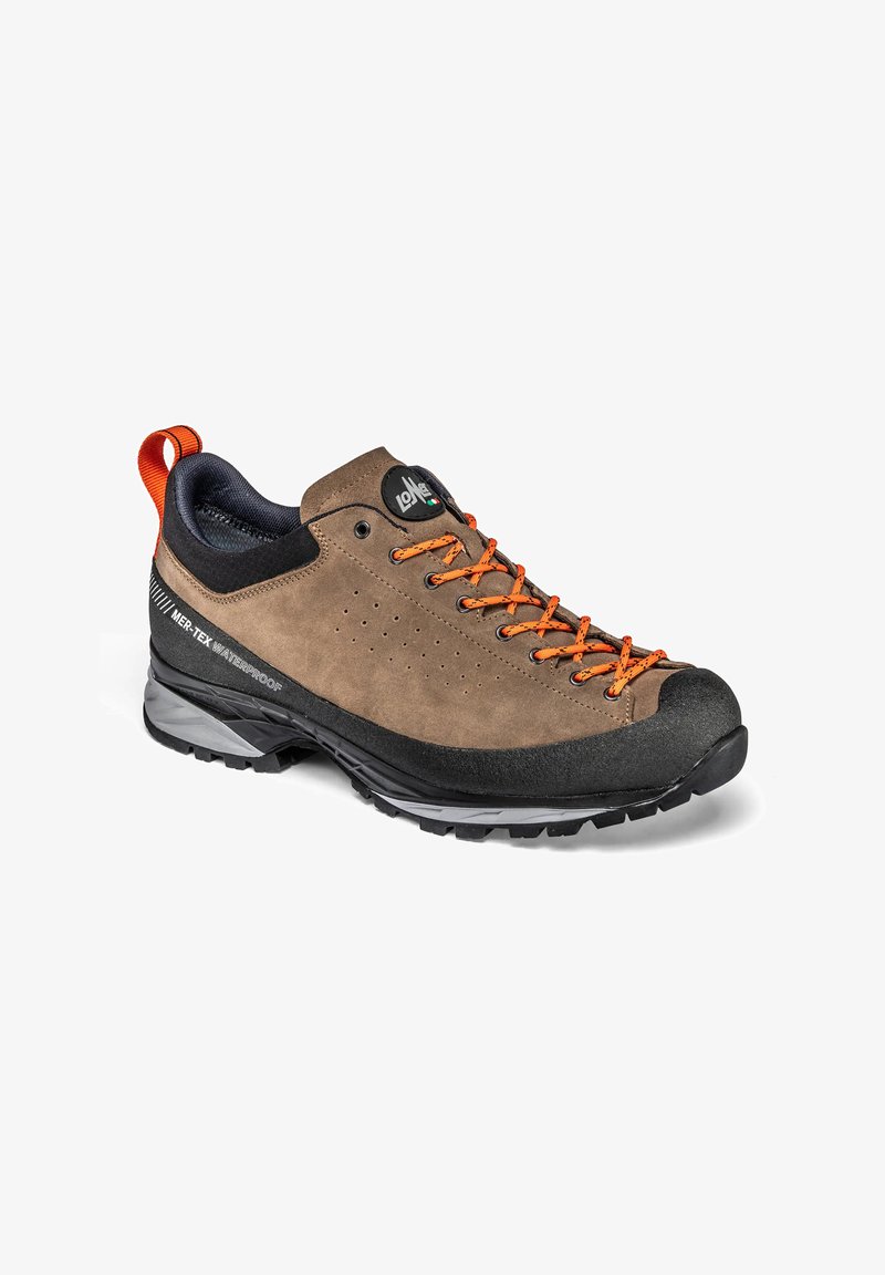 Chaussure de randonnée imperméable marron avec semelle noire, lacets orange et boucle de tirage au talon, inclinée vers la droite sur fond blanc.