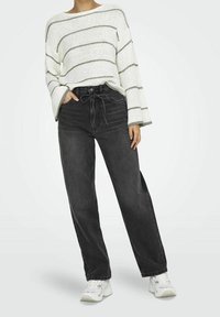 Biały sweter na drutach w szare paski, zestawiony z czarnymi jeansami z wysokim stanem i białymi trampkami. Szerokie r�ękawy i sznurek na spodniach.