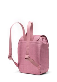 Ružový textilný batoh s nastaviteľnými popruhmi, obdĺžnikový tvar, hladká textúra a minimalistický dizajn. Žiadne viditeľné hardvérové prvky ani vzory.